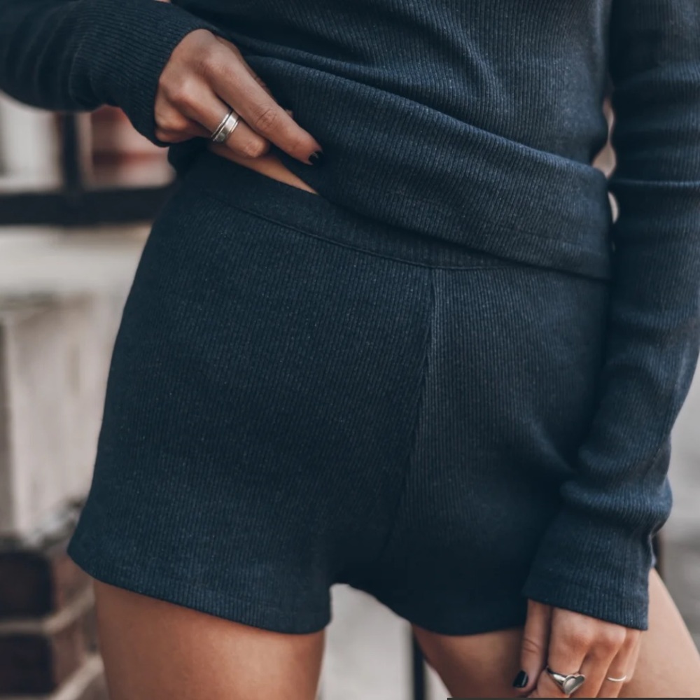 Women’s xs Navy Mikita ribbed high waisted shorts